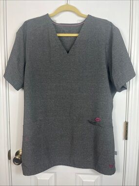 Smitten Heather grey short sleeved scrub top size XL. Pockets. Pink trim